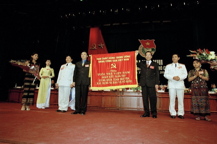 Đại hội Đoàn toàn quốc lần thứ VIII đã mở ra một trong mới trong lịch sử phát triển của Đoàn TNCS HCM. Đại hội đã phát động phong trào lớn "Thi đua, tình nguyện xây dựng và bảo vệ Tổ quốc" và kêu gọi tuổi trẻ Việt Nam cùng xiết chặt tay dưới lá cờ vinh quang của Đoàn, nguyện đi theo con đường cách mạng của Đảng, Bác Hồ và nhân dân ta đã lựa chọn. Trong ảnh: Tổng Bí thư Nông Đức Mạnh trao bức trướng cho Đoàn Thanh niên Cộng sản Hồ Chí Minh tại Đại hội Đoàn Thanh niên Cộng sản Hồ Chí Minh lần thứ VIII (2002). (Ảnh: Minh Điền/TTXVN)