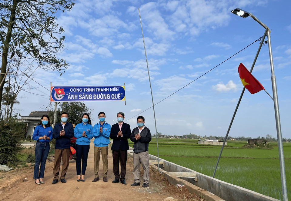 Đại diện Tỉnh đoan Quảng Trị và chính quyền các phương tổ chức lễ khánh thành công trình thanh niên Ánh sáng đường quê với tổng chiều dài 36 km, tại 9 huyện, thị xã, thành phố (2021). (Ảnh: Hồ Cầu/TTXVN)