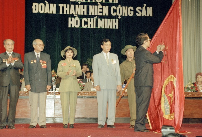 Tại Đại hội đoàn TNCS Hồ Chí Minh lần thứ VI (2007), Chủ tịch nước Trần Đức Lương trao tặng danh hiệu Anh hùng Lực lượng vũ trang cho Tổng đội Thanh niên xung phong. (Ảnh: Minh Điền/TTXVN)