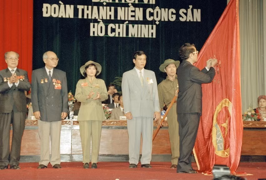Tại Đại hội đoàn TNCS Hồ Chí Minh lần thứ VI (2007), Chủ tịch nước Trần Đức Lương trao tặng danh hiệu Anh hùng Lực lượng vũ trang cho Tổng đội Thanh niên xung phong. (Ảnh: Minh Điền/TTXVN)