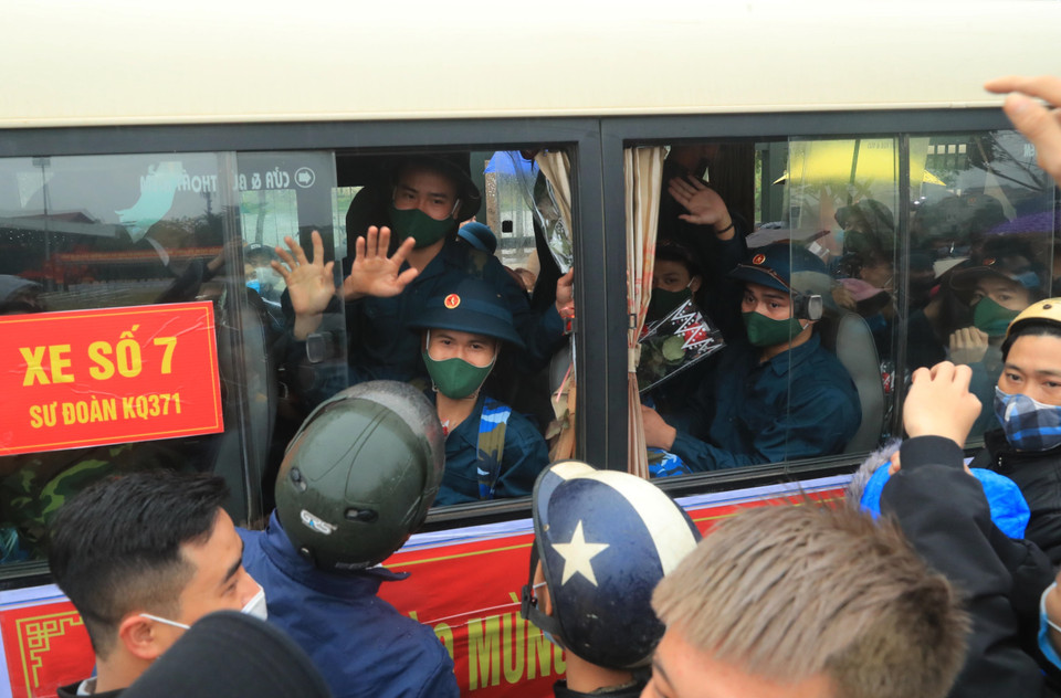 Các tân binh – thanh niên huyện Chương Mỹ (Hà Nội) tạm biệt người thân, lên đường nhập ngũ (2021). (Ảnh: Lâm Khánh/TTXVN)