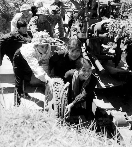 Nam, nữ thanh niên xã Đông Phú (Quảng Bình) giúp bộ đội kéo pháo vào trận địa (1965). (Ảnh: Đức Như/TTXVN)