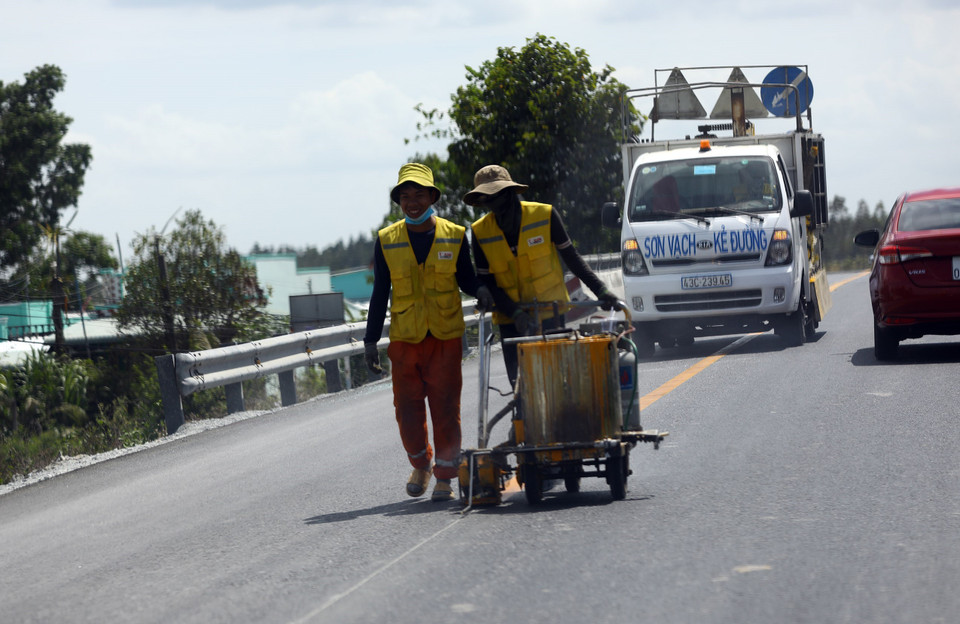 Sơn kẻ vẽ mặt đường tại gói thầu số 6 thuộc địa bàn tỉnh Cà Mau. (Ảnh: Huy Hùng/TTXVN)