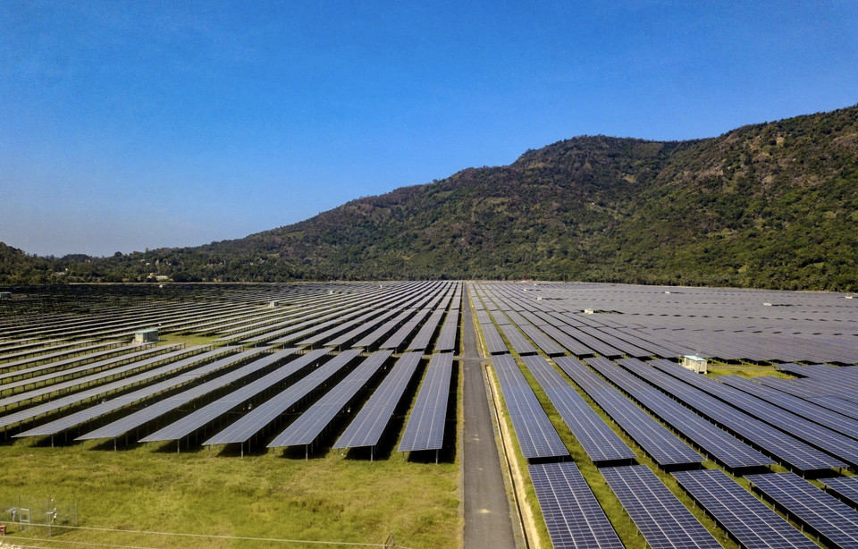 Năng lượng tái tạo dự kiến sẽ trở thành nguồn điện lớn nhất thế giới vào năm 2025, thay thế cho vị trí của năng lượng hóa thạch. Năng lượng tái tạo của Việt Nam đã phát triển ấn tượng, chưa có nước nào trong khu vực Đông Nam Á làm được, đến nay sản lượng đã đạt trên 17.000MW. Nhà máy điện mặt trời Sao Mai - An Giang với tổng công suất 210MWp, đóng góp gần 400 triệu kWh mỗi năm cho lưới điện quốc gia. (Nguồn: TTXVN)