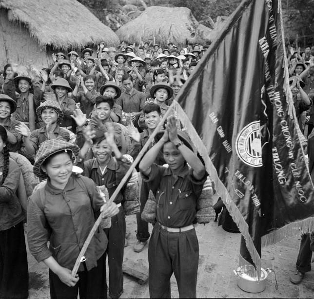 Thanh niên Hải Dương xung phong lên đường chống Mỹ cứu nước với quyết tâm sẵn sàng đi bất cứ nơi nào, làm bất cứ việc gì khi Tổ quốc cần (1965). (Ảnh: Nguyễn Hoàn/TTXVN)