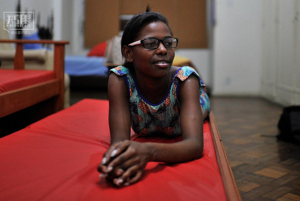 Morena ít tuổi nhất trong số 3 cô gái. Cô có 3 người anh chị em. Cô nói rằng cô rất thích nghề này, cô tìm được niềm vui nhưng lại chẳng bao giờ nghĩ về tương lai. (Nguồn: QQ)