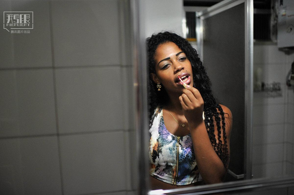 Boliana đang trang điểm. (Nguồn: QQ)