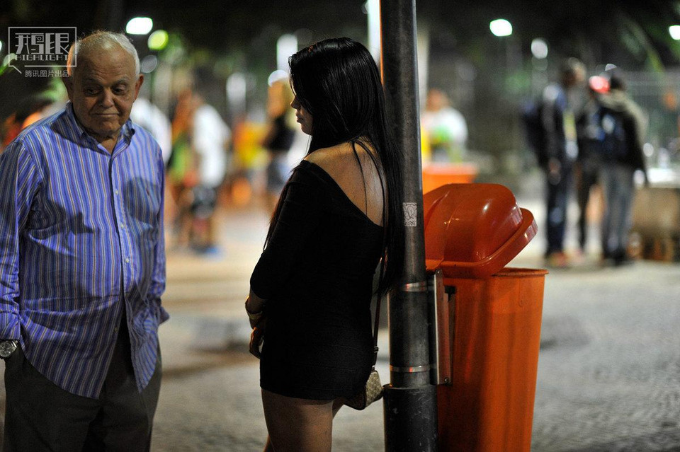 Khi màn đêm buông xuống, Mimosa, khu phố đèn đỏ nổi tiếng ở Rio, trở nên đặc biệt sôi động. Nơi đâu cũng có thể chứng kiến cảnh tượng các cô gái đứng đợi khách trên đường. (Nguồn: QQ)