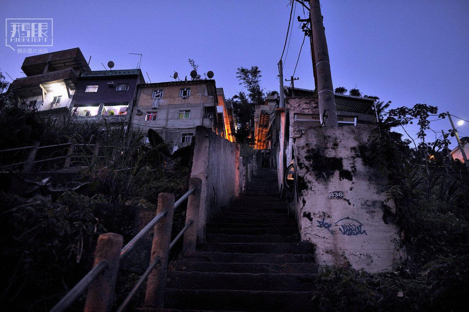 Khu ổ chuột của Rio đã trở thành hình ảnh nổi tiếng trên thế giới, và một số lượng lớn các cô gái bán dâm cũng sinh ra ở đây. Khi màn đêm buông xuống, các cô gái này đổ xô đến khu vực trung tâm thành phố. (Nguồn: QQ)