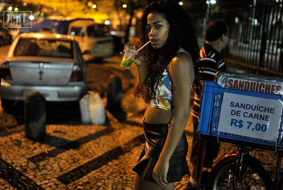 Boliana chưa kết hôn, cũng chưa có bạn trai, gia đình có 7 anh chị em. Đôi khi, cô nhận lời nói chuyện, uống càphê hay ăn cơm với khách. (Nguồn: QQ)