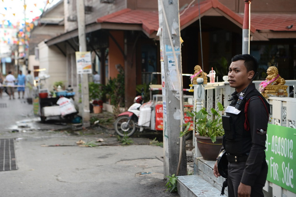 Cảnh sát Thái Lan gác tại hiện trường vụ nổ bom ở Hua Hin. (Nguồn: AFP/TTXVN)