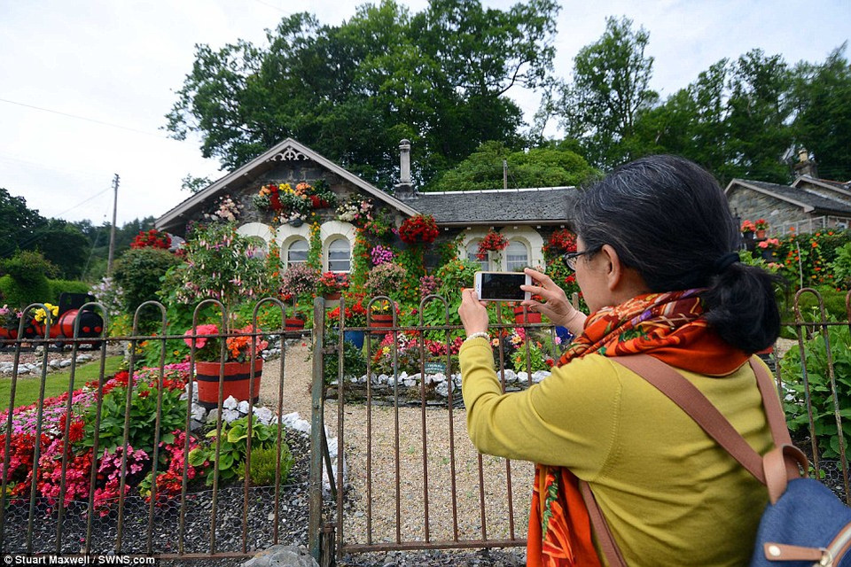 Điều khiến ông Robert Burns bất ngờ là nhiều công ty đã in hình ảnh khu vườn của ông lên chiếc lót ly hay miếng dán tủ lạnh để xuất khẩu.