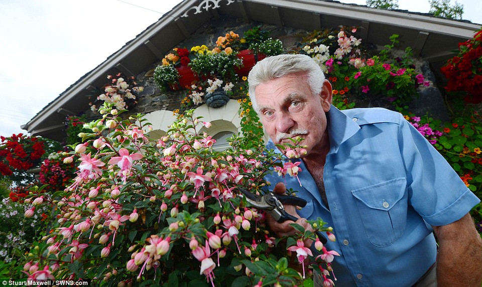 Ông Robert Burns đã tham dự cuộc thi làm vườn và giành giải nhất.