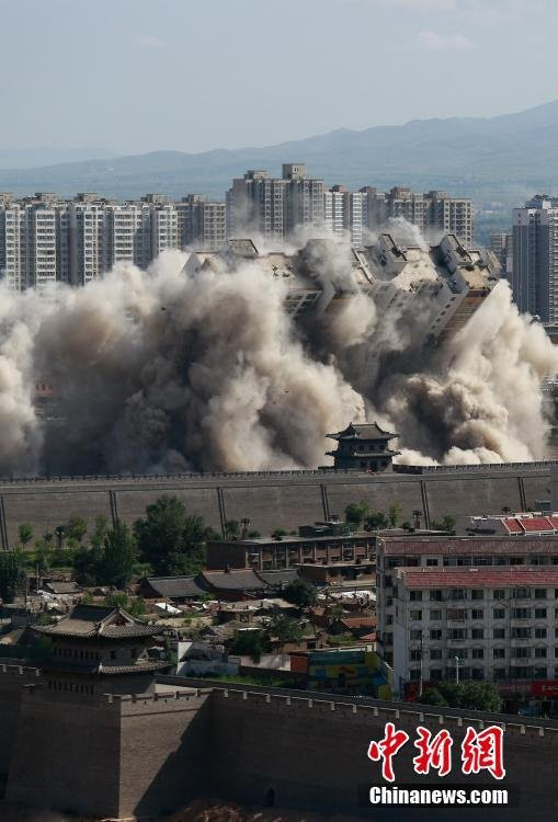 Khói bụi mù mịt cả một vùng quanh khu vực tòa nhà bị đánh sập.