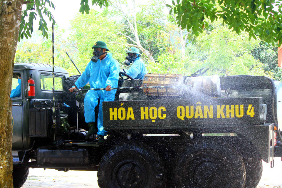 Phun hóa chất khử khuẩn tại trường học trên địa bàn thị xã Hoàng Mai (Nghệ An). (Ảnh: Tá Chuyên/TTXVN)