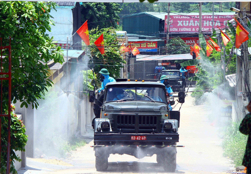 Phun hóa chất khử khuẩn tại trường học trên địa bàn thị xã Hoàng Mai (Nghệ An). (Ảnh: Tá Chuyên/TTXVN)