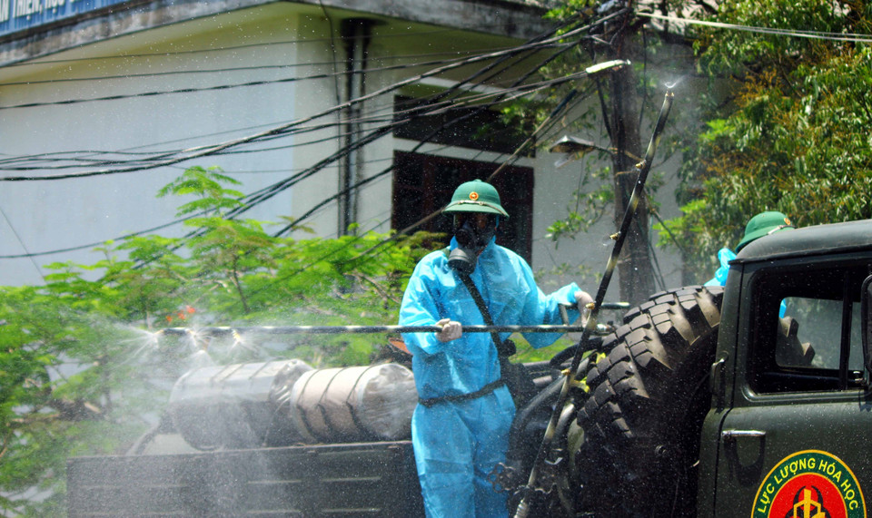 Phun hóa chất khử khuẩn tại trường học trên địa bàn thị xã Hoàng Mai (Nghệ An). (Ảnh: Tá Chuyên/TTXVN)