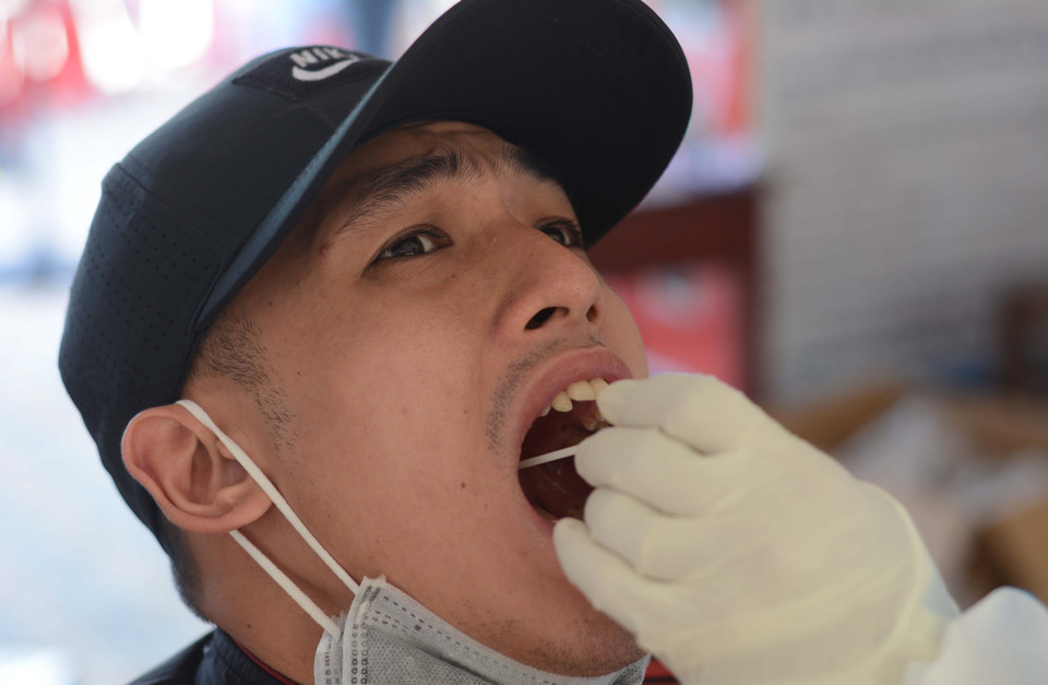 Nhân viên y tế lấy mẫu xét nghiệm COVID-19. (Ảnh: Văn Dũng/TTXVN)