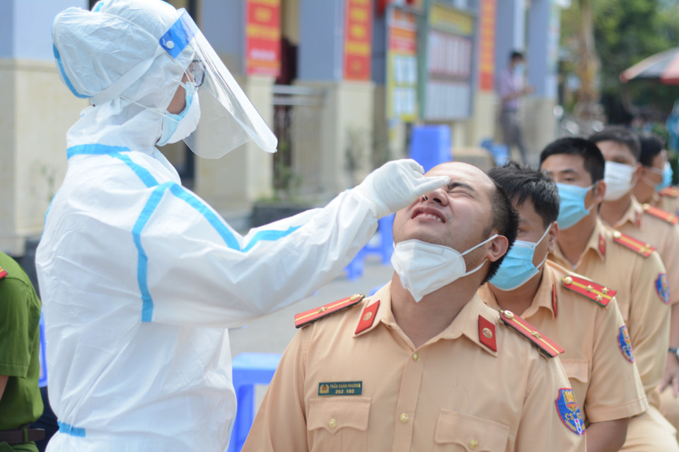 Nhân viên y tế lấy mẫu xét nghiệm. (Ảnh: Văn Dũng/TTXVN)