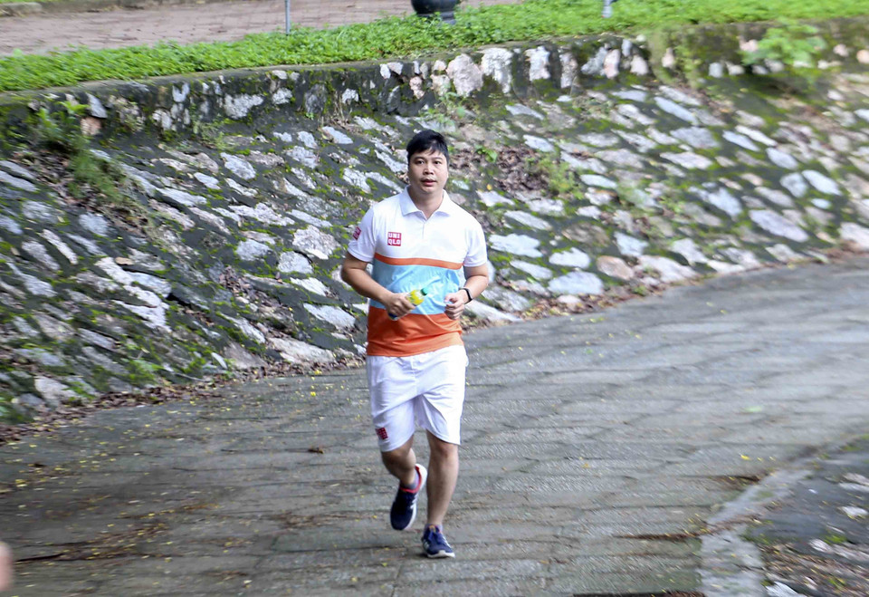 Vài người vẫn chủ quan không đeo khẩu trang. (Ảnh: Tuấn Đức/TTXVN)