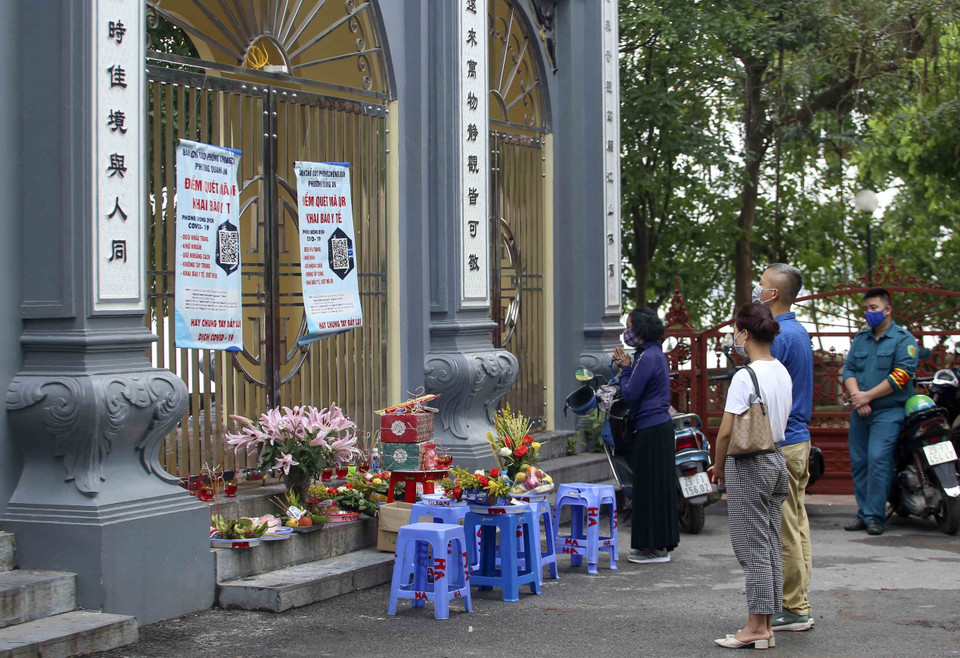 Người dân làm lễ tại phủ Tây Hồ. (Ảnh: Tuấn Đức/TTXVN)