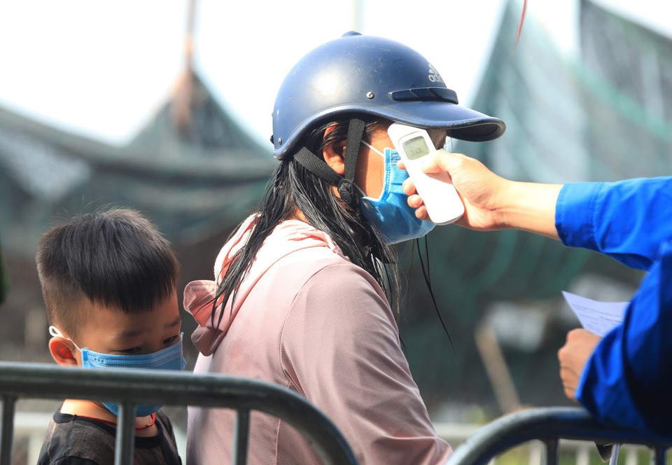 Những trường hợp dấu hiệu sốt thân nhiệt lên cao sẽ không được tiếp nhận qua chốt kiểm dịch giáp ranh giữa xã Vân Hà, Đông Anh với huyện Từ Sơn, Bắc Ninh. (Ảnh: Tuấn Anh/TTXVN)