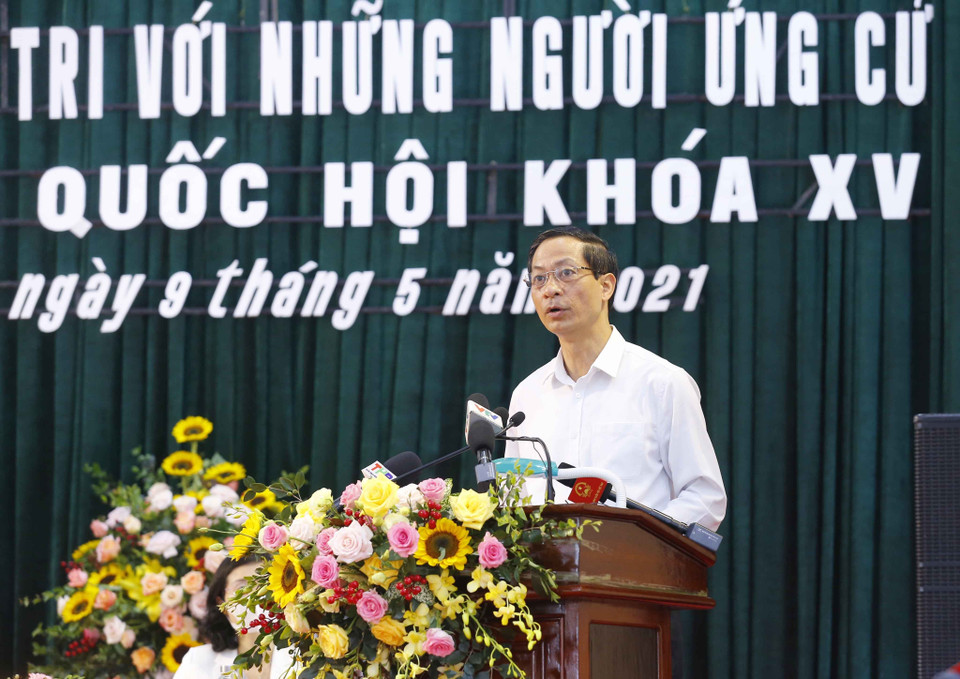 Ứng cử viên Đỗ Mạnh Hiến, Phó Bí thư Thường trực Thành phố Hải Phòng trình bày chương trình hành động. (Ảnh: Doãn Tấn/TTXVN)