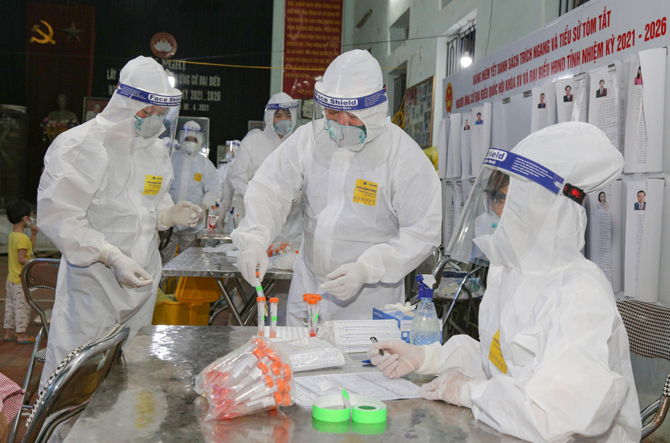 Lực lượng y, bác sỹ Bệnh viện Quân y 110 tiến hành lấy mẫu xét nghiệm COVID-19 đối với nhân dân xã Mão Điền, huyện Thuận Thành, tỉnh Bắc Ninh. (Ảnh: Hoàng Nguyên-Bùi Hiệp/Vietnam+)