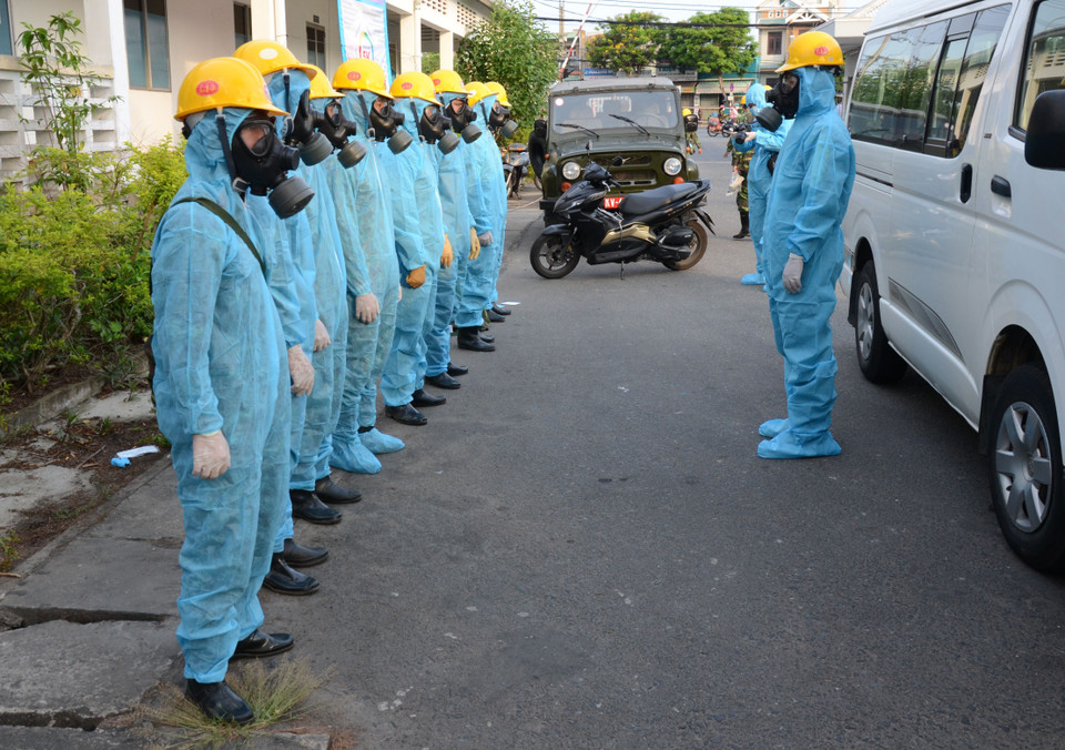 Các chiến sỹ Tiểu đoàn Phòng hóa 78 bàn kế hoạch tác chiến. (Ảnh: Quốc Dũng/TTXVN)