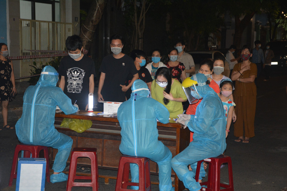 Nhân viên y tế lập danh sách người dân để xét nghiệm virus SARS-CoV-2. (Ảnh: Văn Dũng/TTXVN)