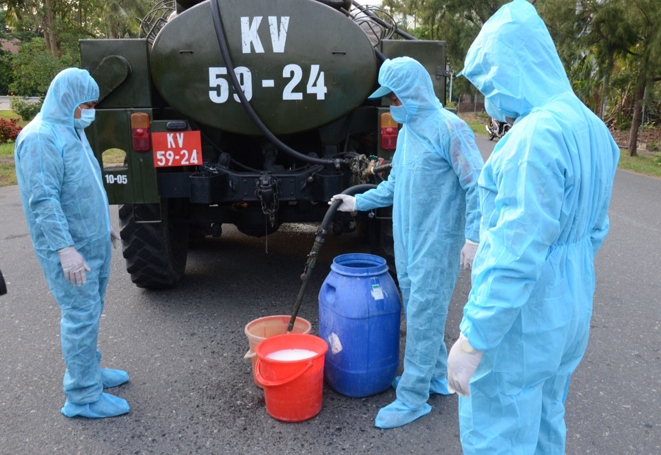 Công tác chuẩn bị trước khi phun xịt khử khuẩn khu công nghiệp An Đồn. (Ảnh: Quốc Dũng/TTXVN)