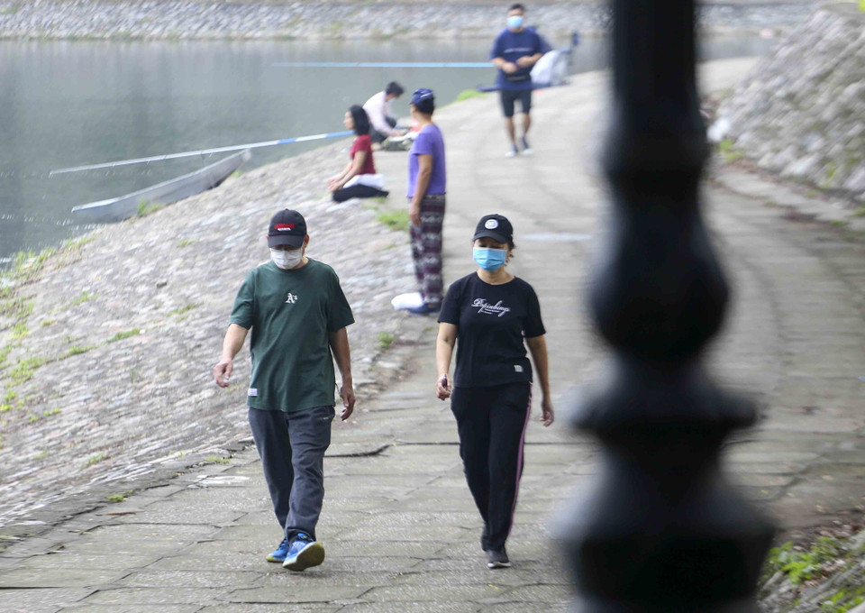 Đa số người dẫn có ý thức đeo khẩu trang. (Ảnh: Tuấn Đức/TTXVN)