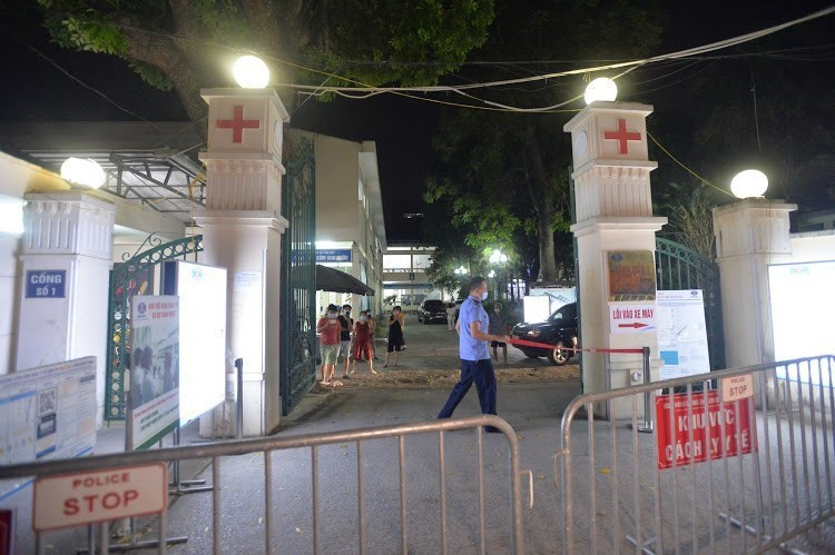 Tháo dỡ cách ly tại cơ sở Tam Hiệp. (Nguồn: TTXVN phát)