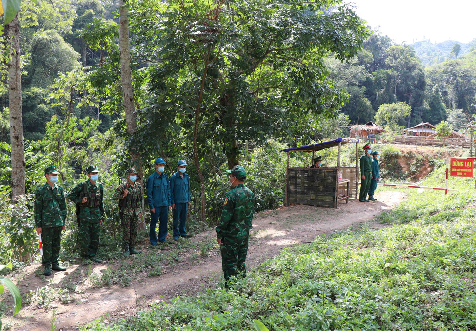 Quán triệt mệnh lệnh, nội dung, nhiệm vụ cho lực lượng công tác tại chốt phòng chống dịch mốc 89 trên biên giới Việt Nam - Lào. Ảnh: TTXVN
