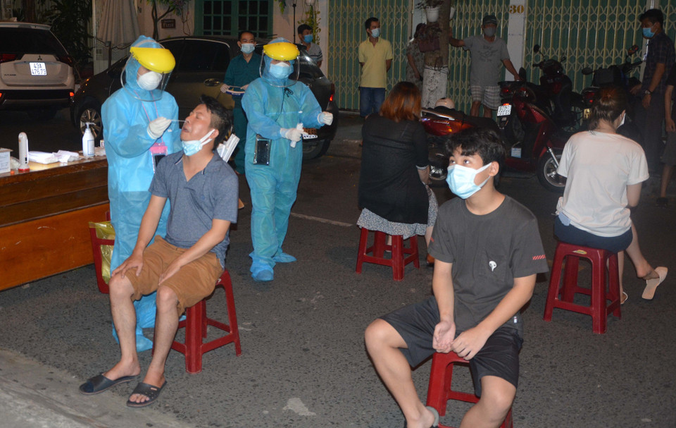 Người dân tuân thủ Thông điệp 5K của Bộ Y tế khi lấy mẫu xét nghiệm. (Ảnh: Văn Dũng/TTXVN)