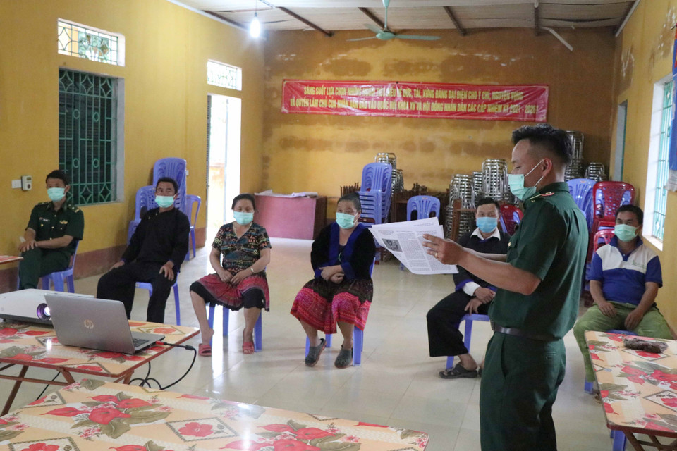 Bộ đội Biên phòng tỉnh Điện Biên giải thích về quyền lợi, nghĩa vụ của công dân về bầu cử cho người dân địa bàn biên giới xã Mường Pồn (huyện Điện Biên, tỉnh Điện Biên). (Ảnh: Xuân Tiến/TTXVN)