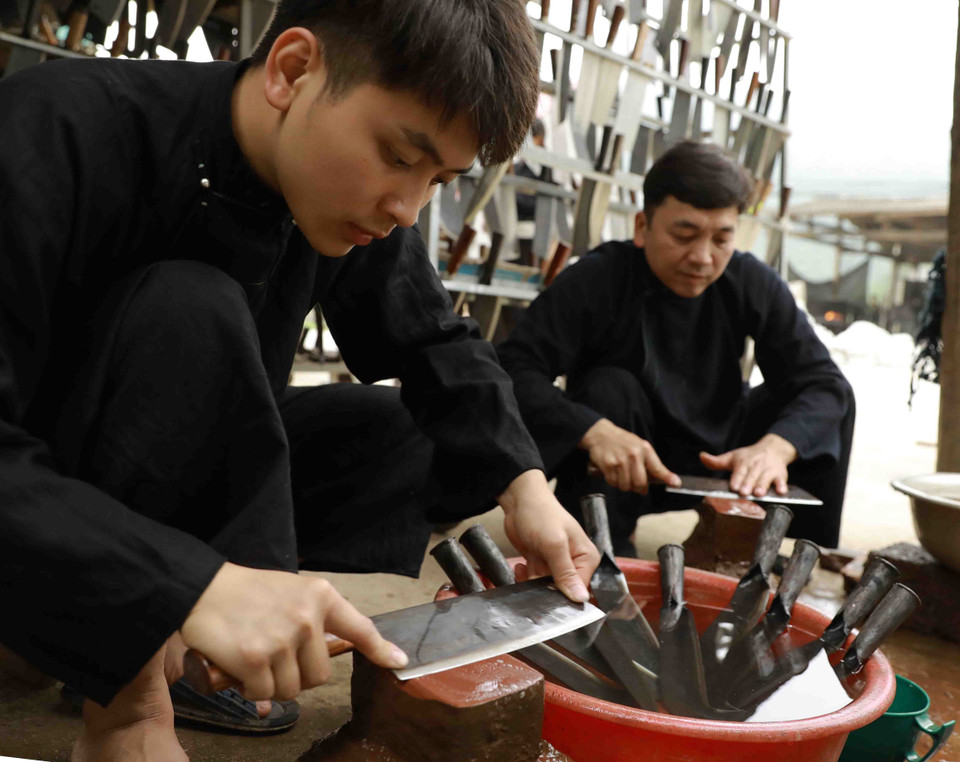 Hoàn thiện sản phẩm tại Hợp tác xã Minh Tuấn Phúc Sen. (Ảnh: Vũ Sinh/TTXVN)