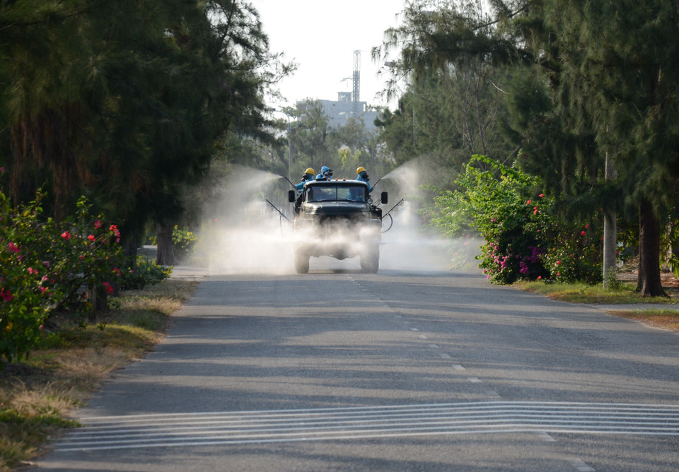 Lực lượng chức năng phun xịt khử khuẩn tại Khu công nghiệp An Đồn, Đà Nẵng. (Ảnh: Quốc Dũng/TTXVN)