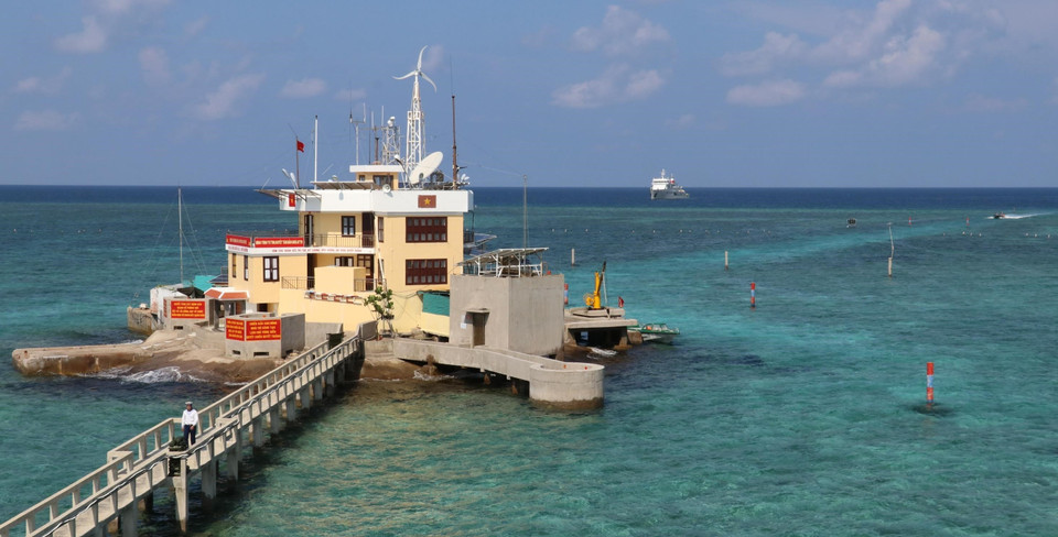 Cờ Tổ quốc tung bay trên đảo Cô Lin - quần đảo Trường Sa (huyện Trường Sa, tỉnh Khánh Hoà). (Ảnh: Sỹ Tuyên/TTXVN)