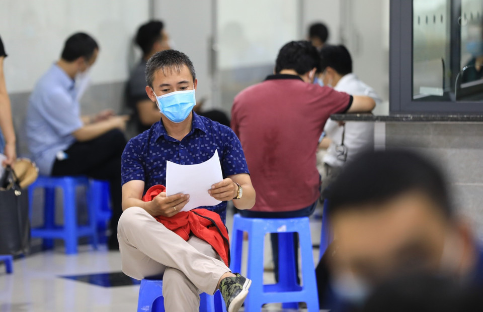 Sau tiêm, tất cả các trường hợp đều phải ngồi chờ theo dõi sức khỏe từ 30-60 phút tại điểm tiêm. (Ảnh: Thành Đạt/TTXVN)