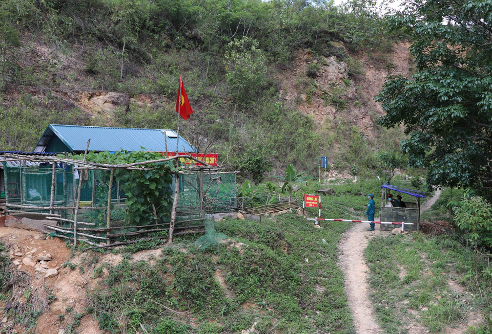 Chốt mốc 89 Đồn Biên phòng Mường Pồn (Bộ đội Biên phòng tỉnh Điện Biên) đóng chân trên con đường mòn ra biên giới Việt Nam-Lào; được kiên cố hóa từ tháng 10/2020. Công tác tại chốt có gần 10 chiến sỹ biên phòng, dân quân và quân sự tăng cường. (Nguồn: TTXVN)