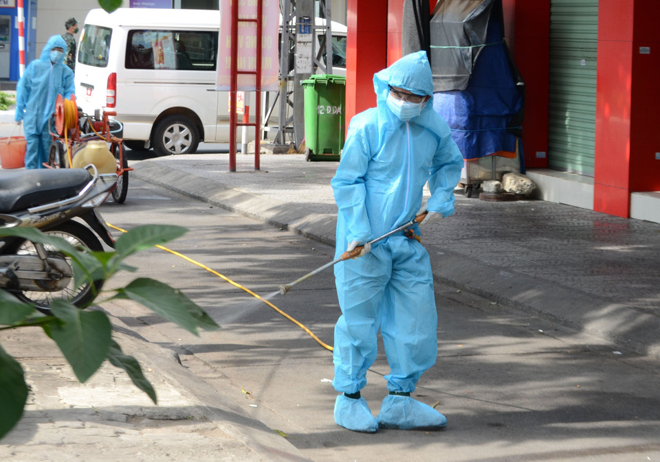 Các ngõ hẻm xung quanh vũ trường cũng được khử khuẩn cẩn thận. (Ảnh: Quốc Dũng/ TTXVN)