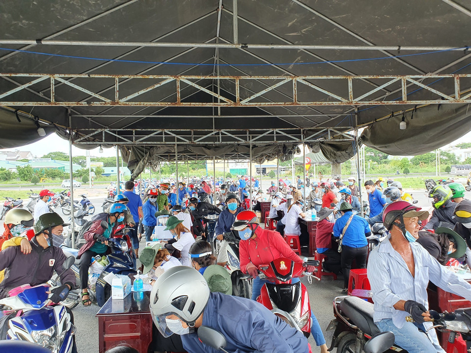 Hình ảnh chiến sỹ áo xanh tại các chốt kiểm soát phòng, chống dịch thành phố Cần Thơ. (Ảnh: Ánh Tuyết/TTXVN)