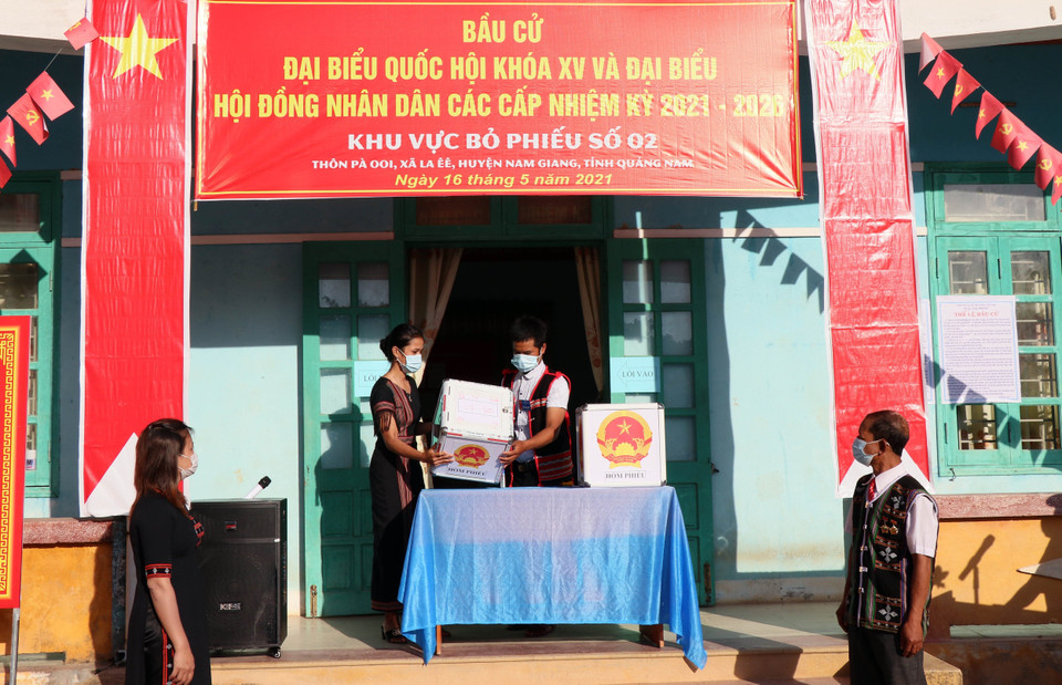 Kiểm tra hòm phiếu trước khi bỏ phiếu bầu cử tại xã biên giới La Êê, huyện Nam Giang, tỉnh Quảng Nam. (Ảnh: Trần Tĩnh/ TTXVN)