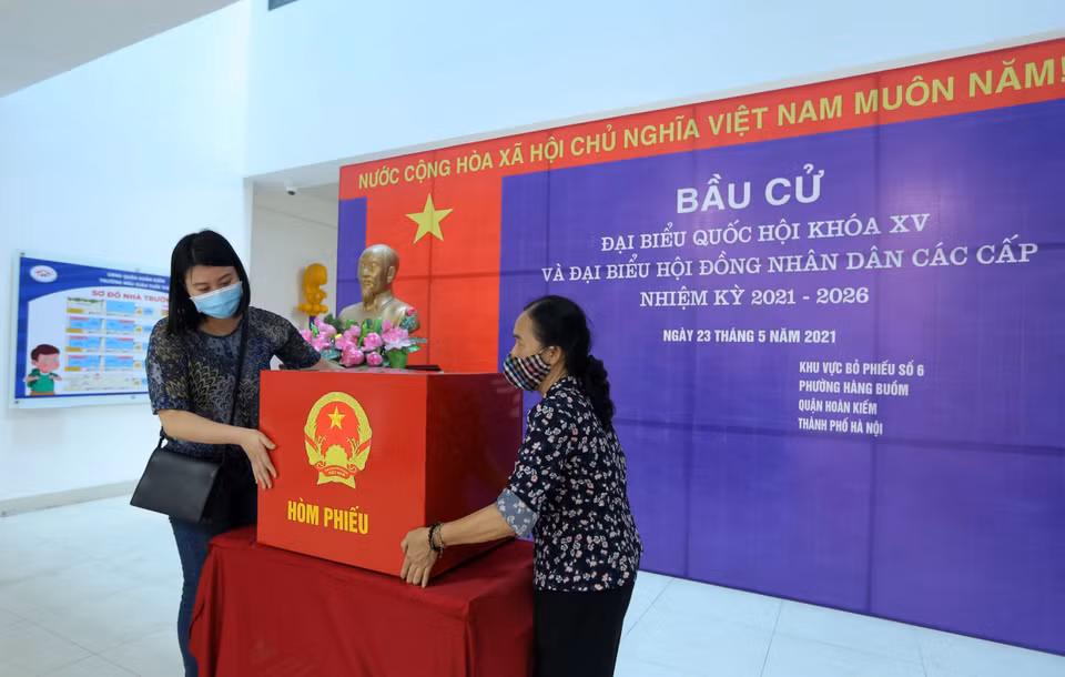 Những khâu cuối chuẩn bị bầu cử đang được hoàn tất (ảnh chụp tại Khu vực bỏ phiếu số 6, phường Hàng Buồm, quận Hoàn Kiếm). Ảnh: Hoàng Hiếu – TTXVN
