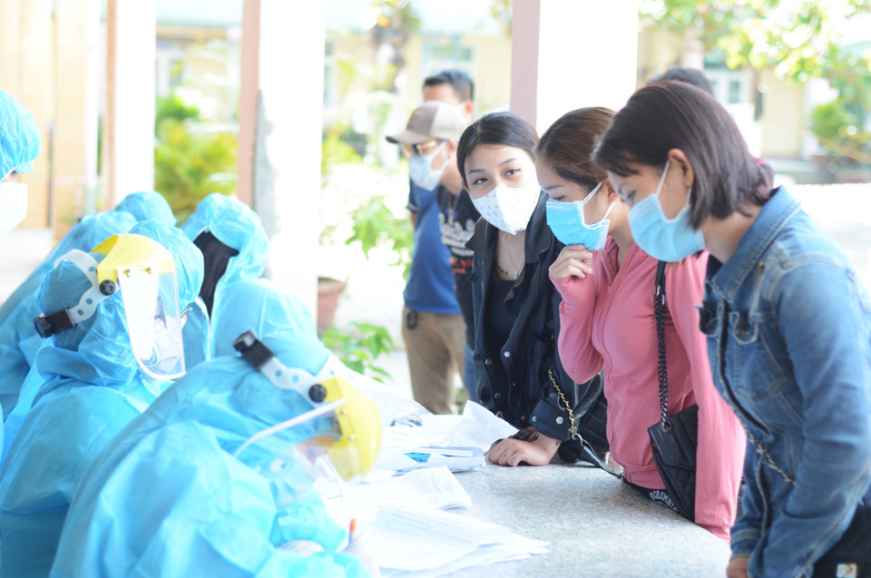 Người dân khai báo y tế trước khi xét nghiệm. (Ảnh: Văn Dũng/TTXVN)