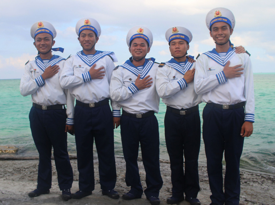 Các chiến sỹ đảo Thuyền Chài C, quần đảo Trường Sa quyết tâm gìn giữ và bảo vệ chủ quyền biển đảo thiêng liêng của đất nước. (Ảnh: Phan Sáu-Sỹ Tuyên-Thắng Trung/TTXVN)