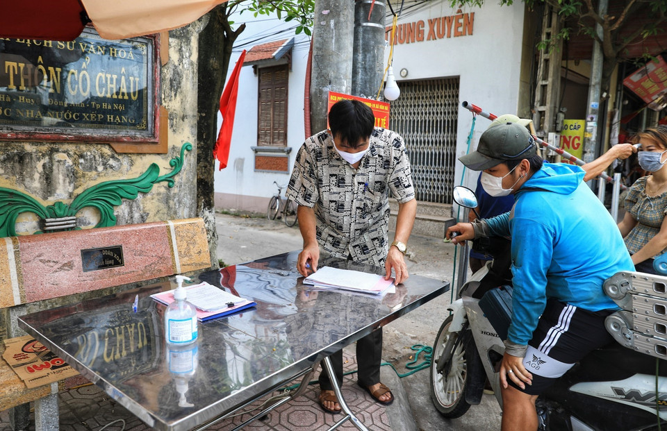 Cán bộ thôn Vân Hà, huyện Đông Anh cũng tích cực tham gia gác chốt kiểm tra y tế phòng chống dịch. (Ảnh: Thành Đạt/TTXVN)