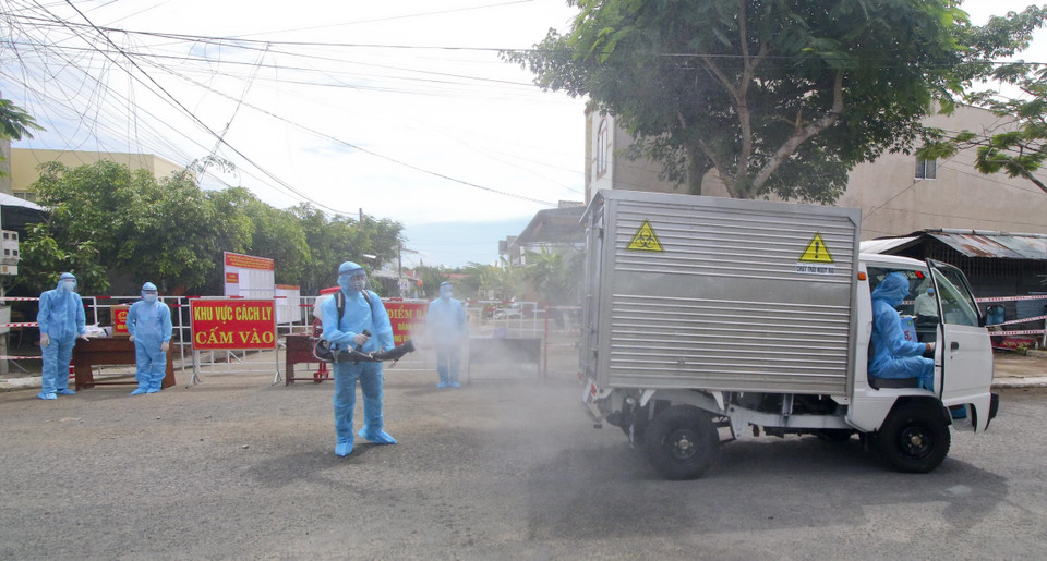 Phun hóa chất khử khuẩn khu vực bỏ phiếu tại vùng cách ly y tế trong khu dân cư (khu vực phong tỏa) sau khi hoàn tất công tác bầu cử. Ảnh: Duy Khương - TTXVN