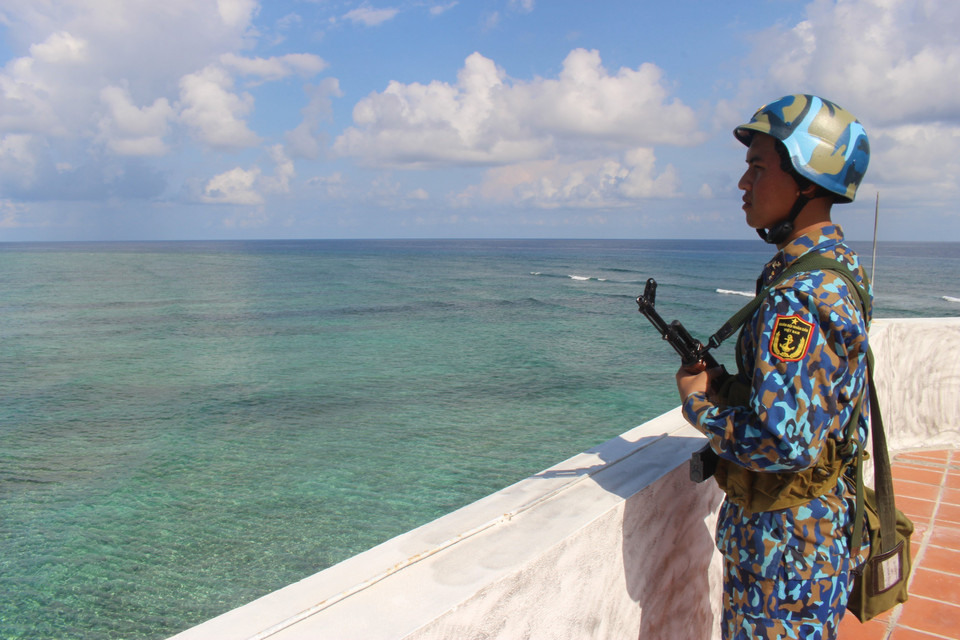 Chiến sỹ trên đảo Đá Thị, quần đảo Trường Sa trong ca trực canh gác biển đảo Tổ quốc thiêng liêng. (Nguồn: Phan Sáu-Sỹ Tuyên-Thắng Trung/TTXVN)